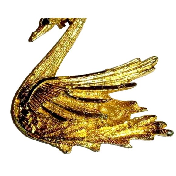 VINTAGE Gold Plated Swan Brooch Detailed Bird Pin Textured Clear Rhinestone Eye - Picture 5 of 9